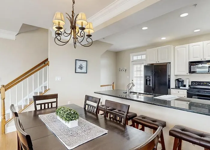 Spacious Coastal Townhouse With Multiple Decks Gas Fireplace & Relaxing Bay Views