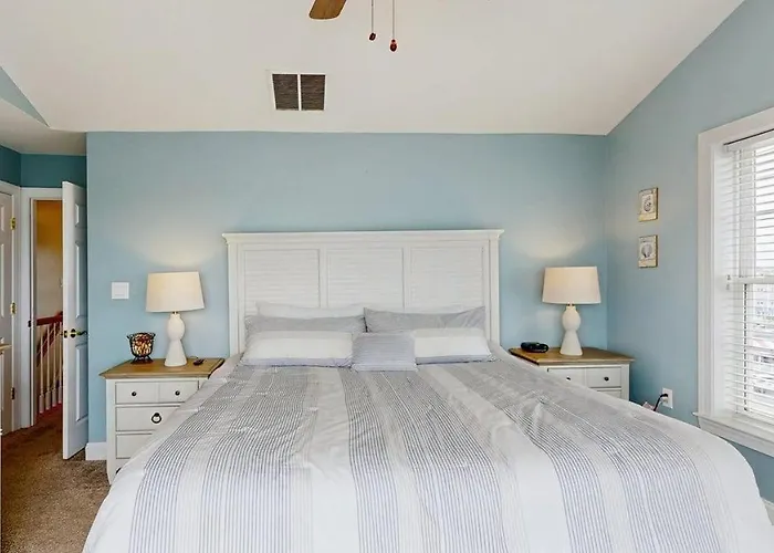 Spacious Coastal Townhouse With Multiple Decks Gas Fireplace & Relaxing Bay Views *