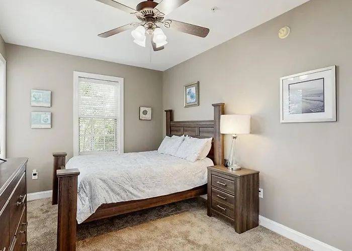 Spacious Coastal Townhouse With Multiple Decks Gas Fireplace & Relaxing Bay Views