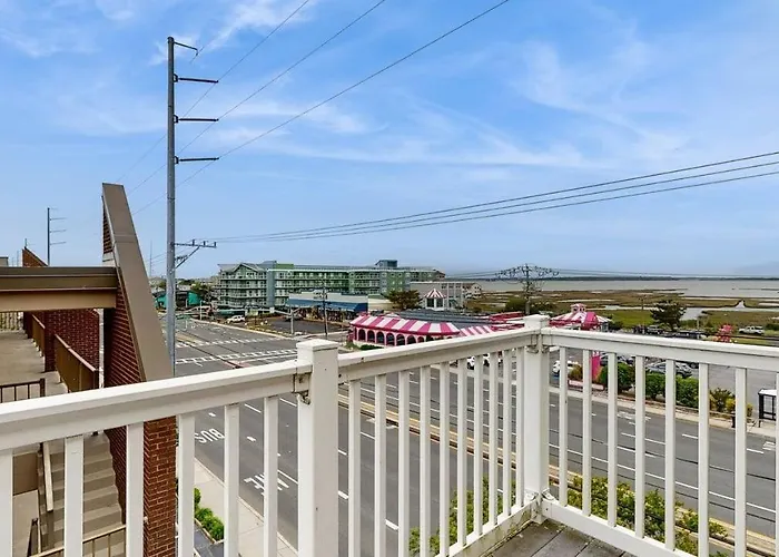 Spacious Coastal Townhouse With Multiple Decks Gas Fireplace & Relaxing Bay Views Сasa de vacaciones *