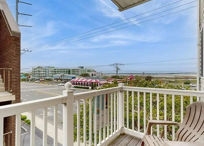 Сasa de vacaciones Spacious Coastal Townhouse With Multiple Decks Gas Fireplace & Relaxing Bay Views *